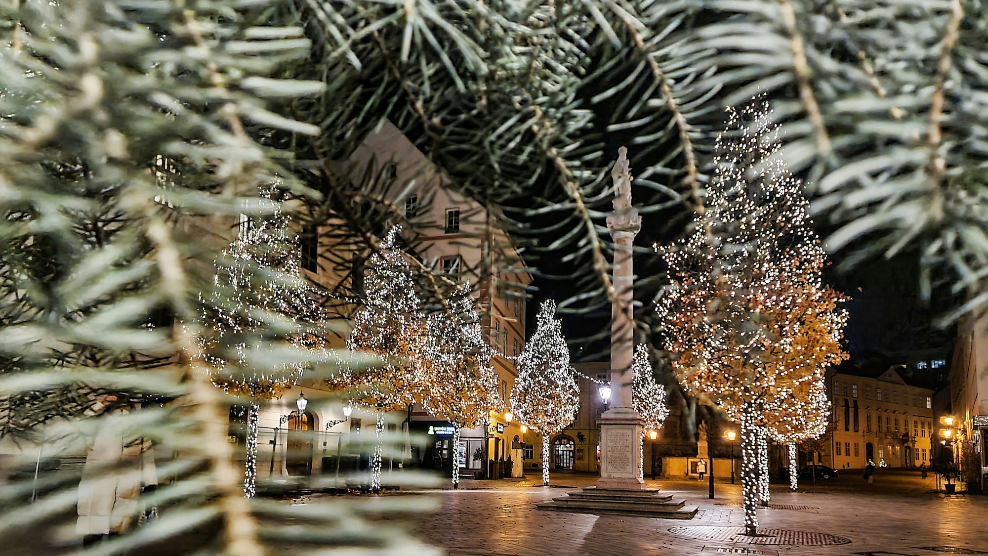 Ein offener Platz in Bratislava ist weihnachtlich beleuchtet.