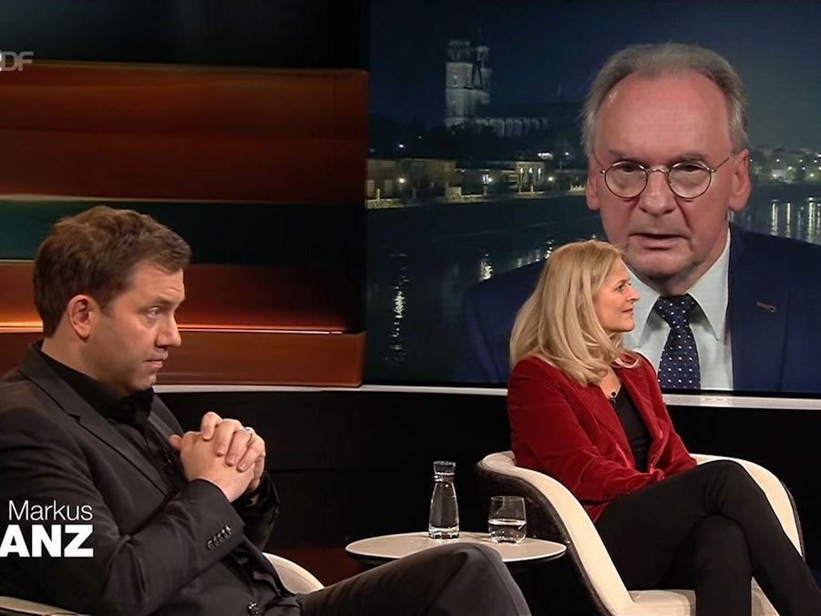 Reiner Haseloff (Bildhintergrund) geriet bei „Markus Lanz“ am 30.11. mit SPD-Generalsekretär Lars Klingbeil aneinander.