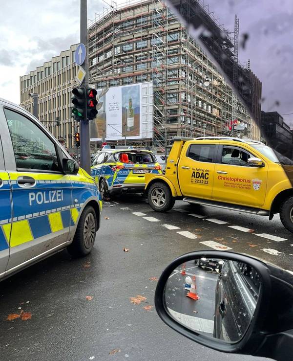 Beim Unfall am Rudolfplatz wurde ein PKW der Polizei beschädigt.