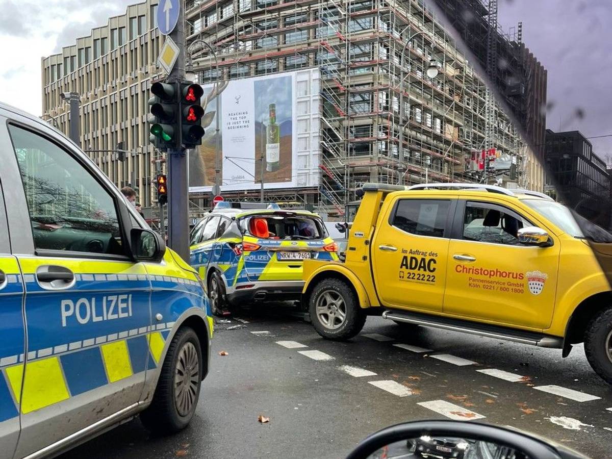 Beim Unfall am Rudolfplatz wurde ein PKW der Polizei beschädigt.