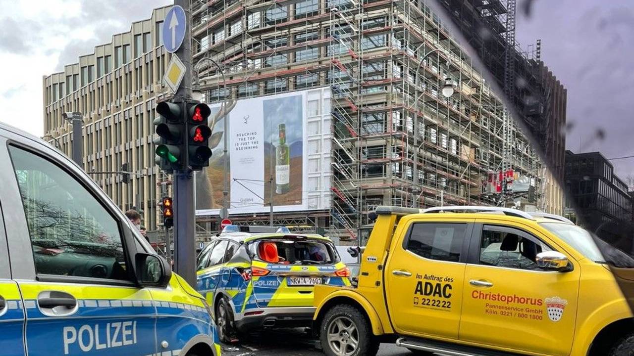Beim Unfall am Rudolfplatz wurde ein PKW der Polizei beschädigt.