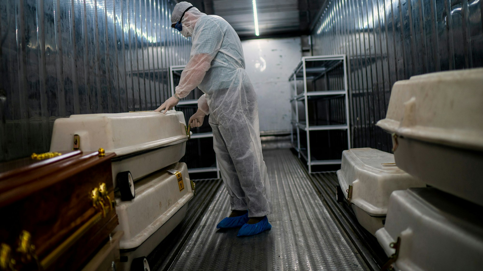 Es gibt immer mehr Corona-Tote, die Omikron-Variante breitet sich bereits aus: Ein Landkreis in Bayern zieht die Reißleine und richtet eine Leichen-Sammelstelle ein, damit die toten Körper gekühlt werden können. Unser Symbolbild zeigt eine Leichenhalle im Februar 2021.