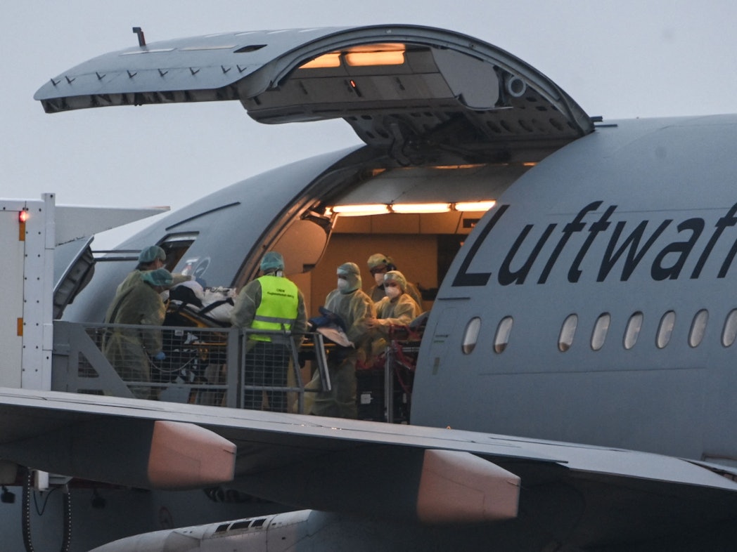 Ein Mann wird in einen Airbus gebracht.