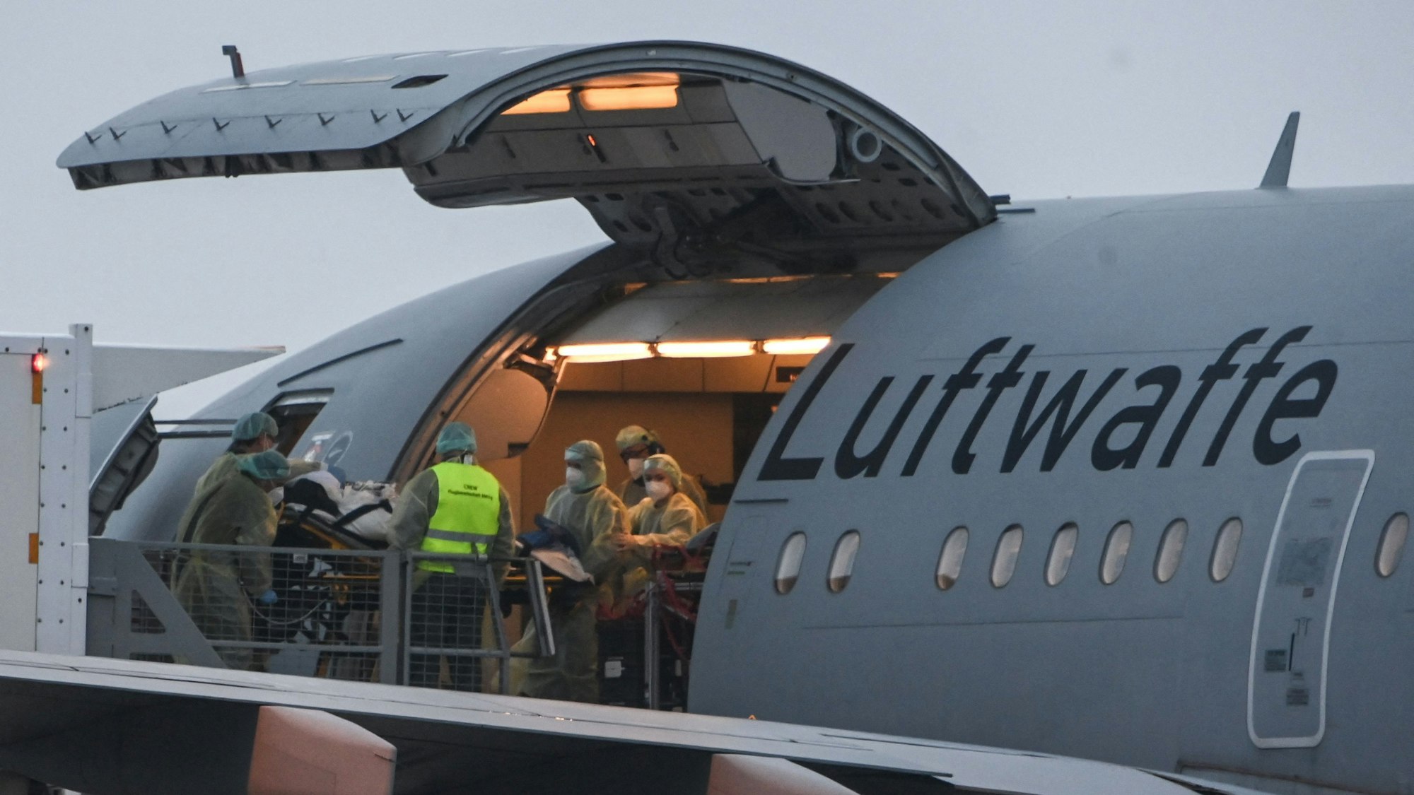 Ein Mann wird in einen Airbus gebracht.