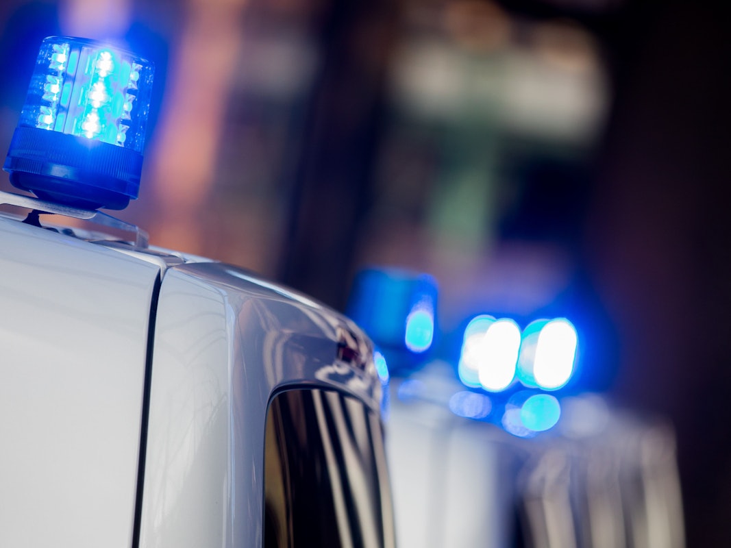 Das Symbolbild zeigt das Blaulicht eines Polizeiwagens im Landschaftspark in Duisburg (Nordrhein-Westfalen).