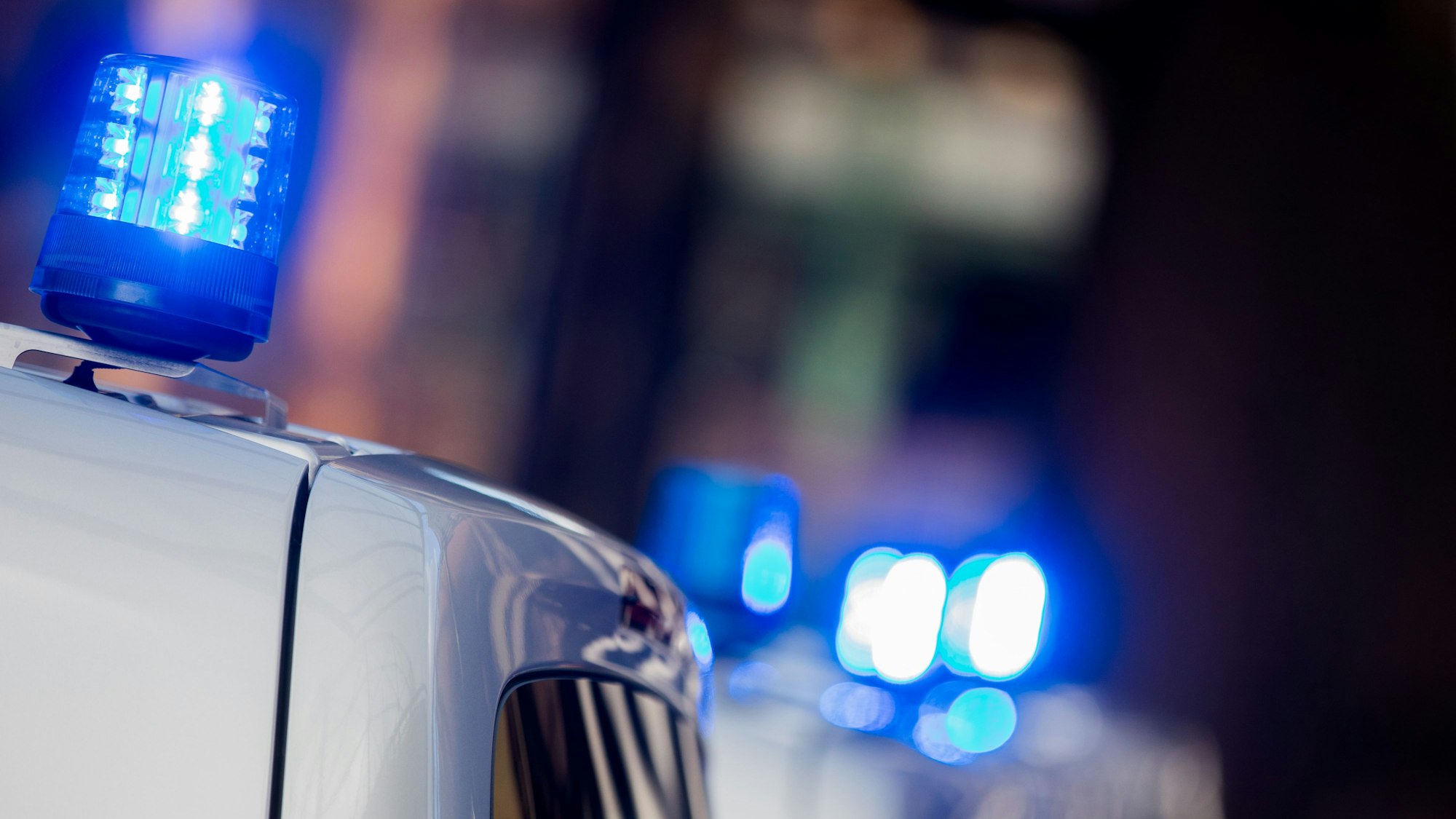 Polizeiautos mit eingeschaltetem Blaulicht.