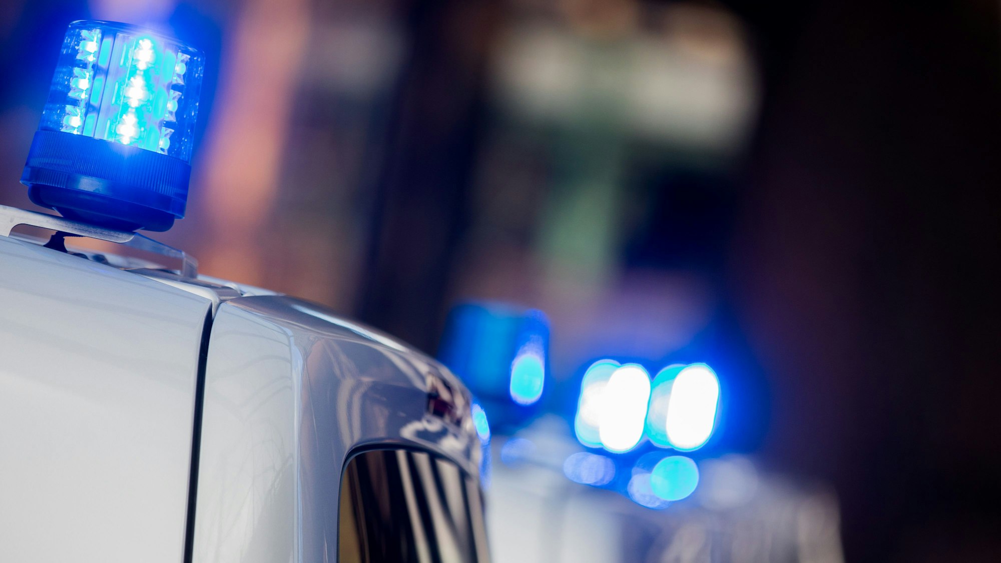 Das Symbolbild zeigt das Blaulicht eines Polizeiwagens im Landschaftspark in Duisburg (Nordrhein-Westfalen).