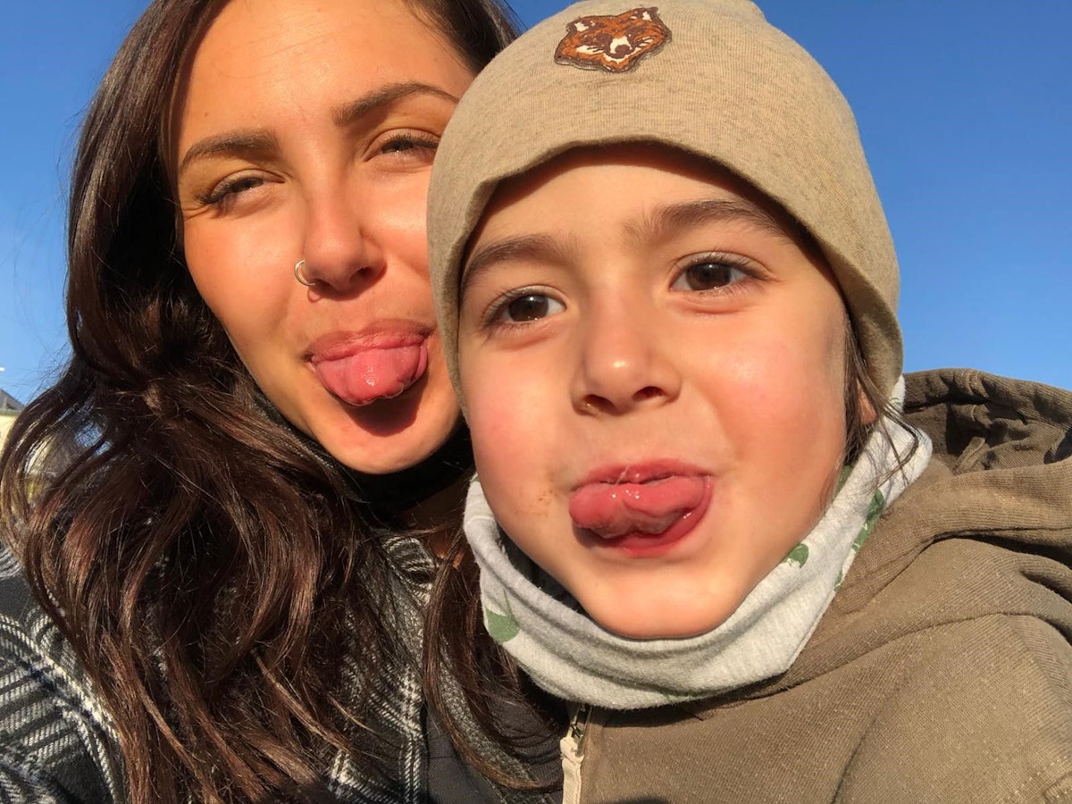 Derya und ihr Sohn Kian strecken dem Fotografen die Zunge raus.