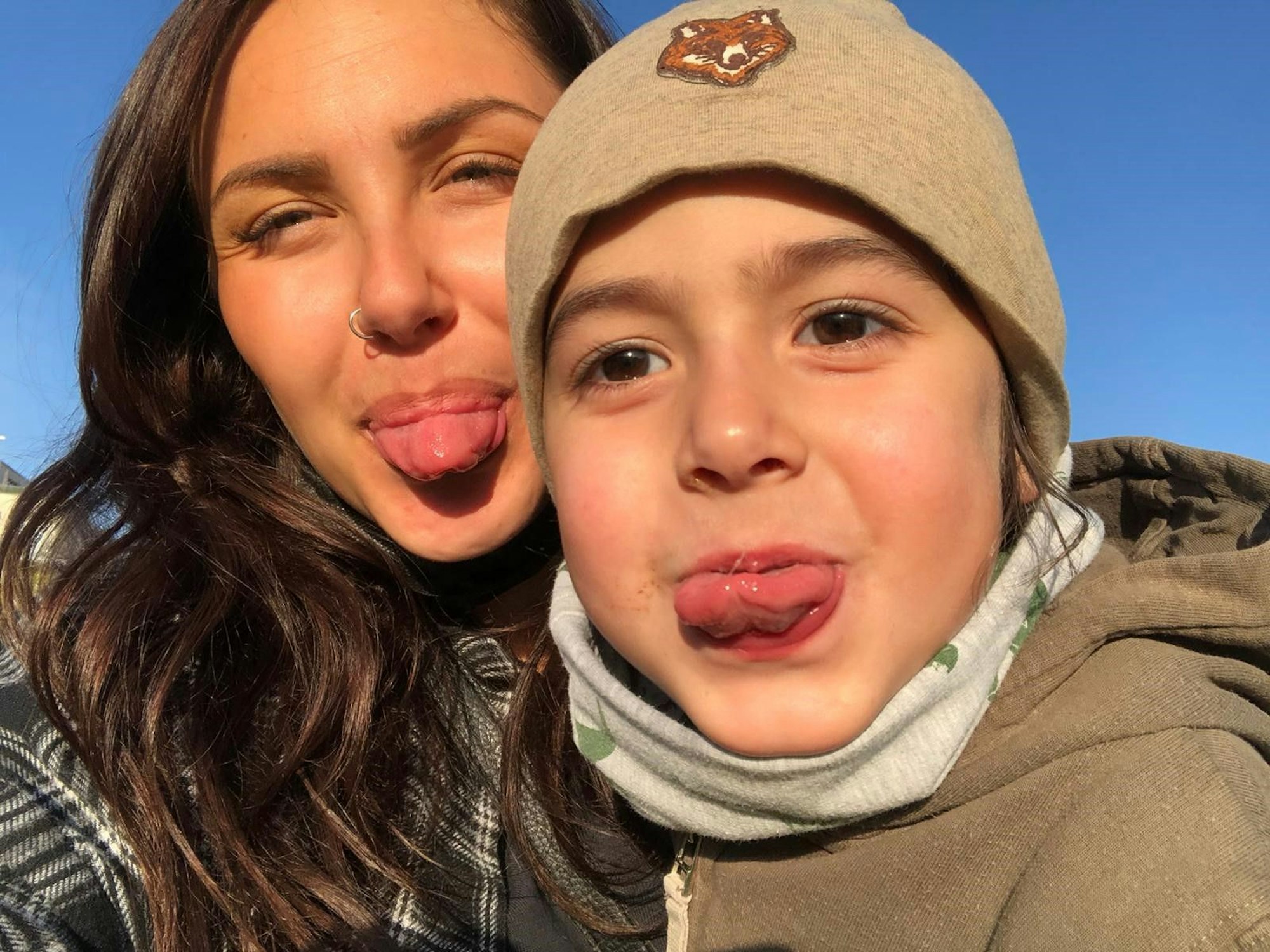 Derya (†24) und ihr Sohn Kian (†4) strecken dem Fotografen die Zunge raus.