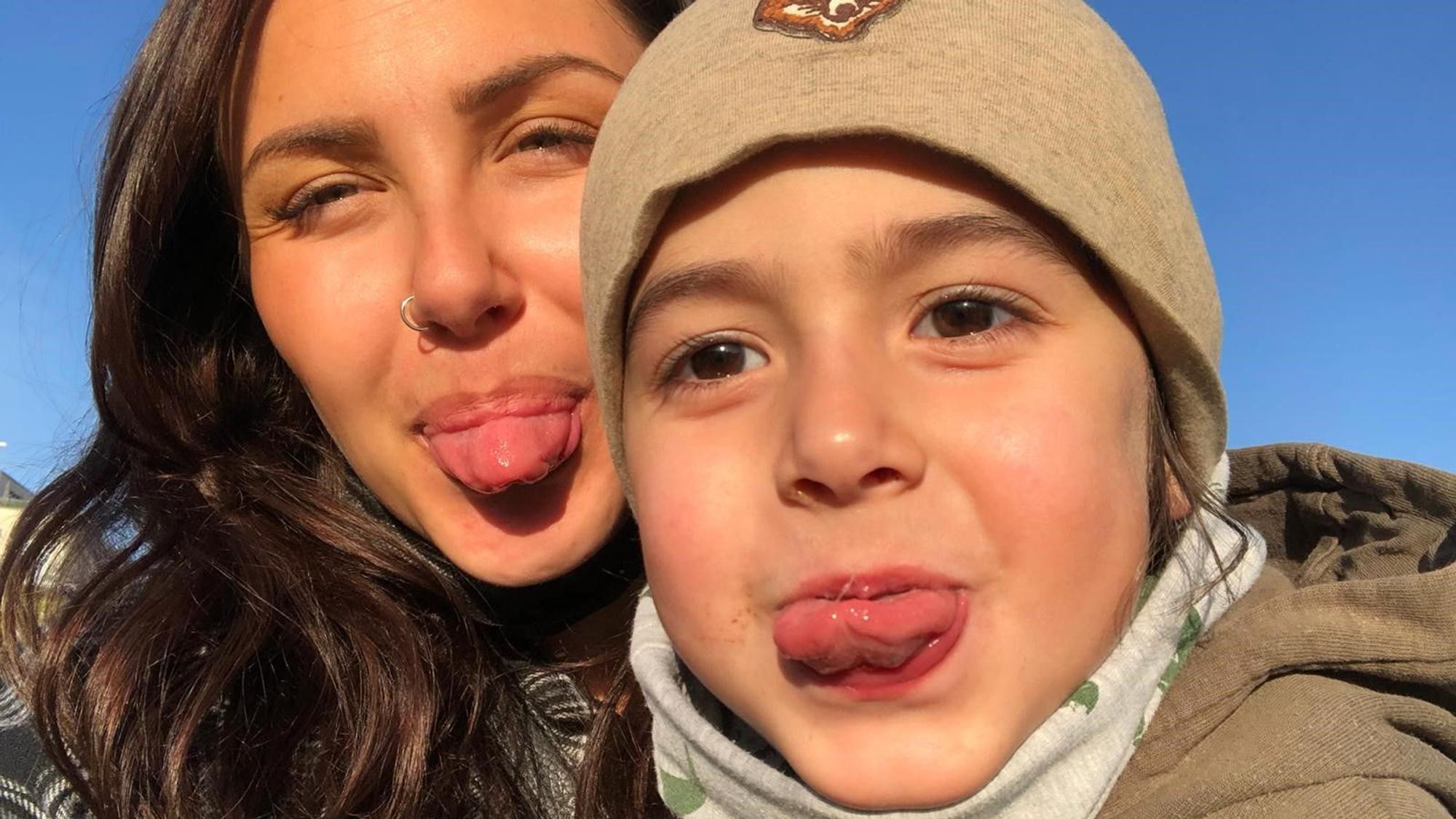 Derya und ihr Sohn Kian strecken für ein Foto die Zungen raus.
