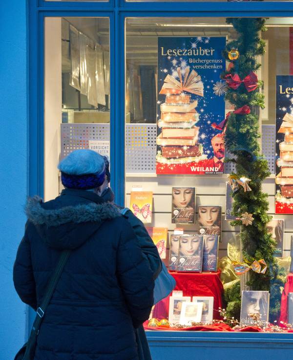 Bücher stehen in der Auslage einer Buchhandlung in Stralsund.