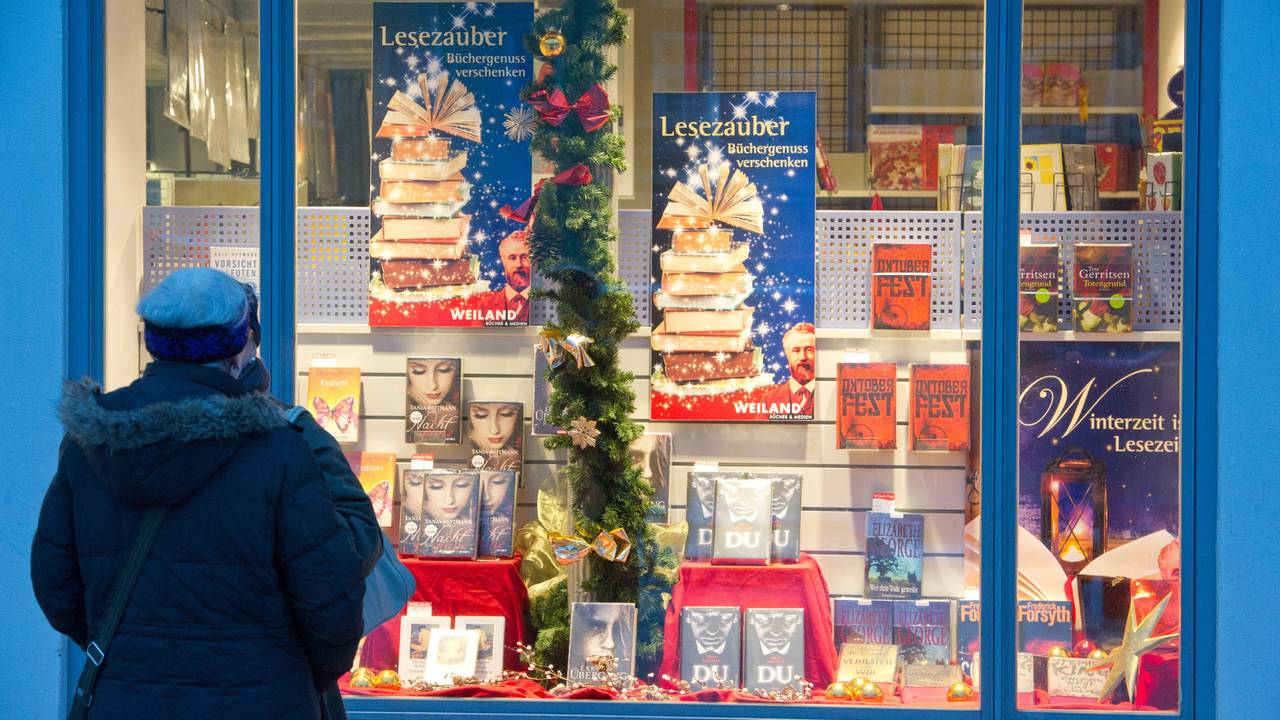 Bücher stehen in der Auslage einer Buchhandlung in Stralsund.