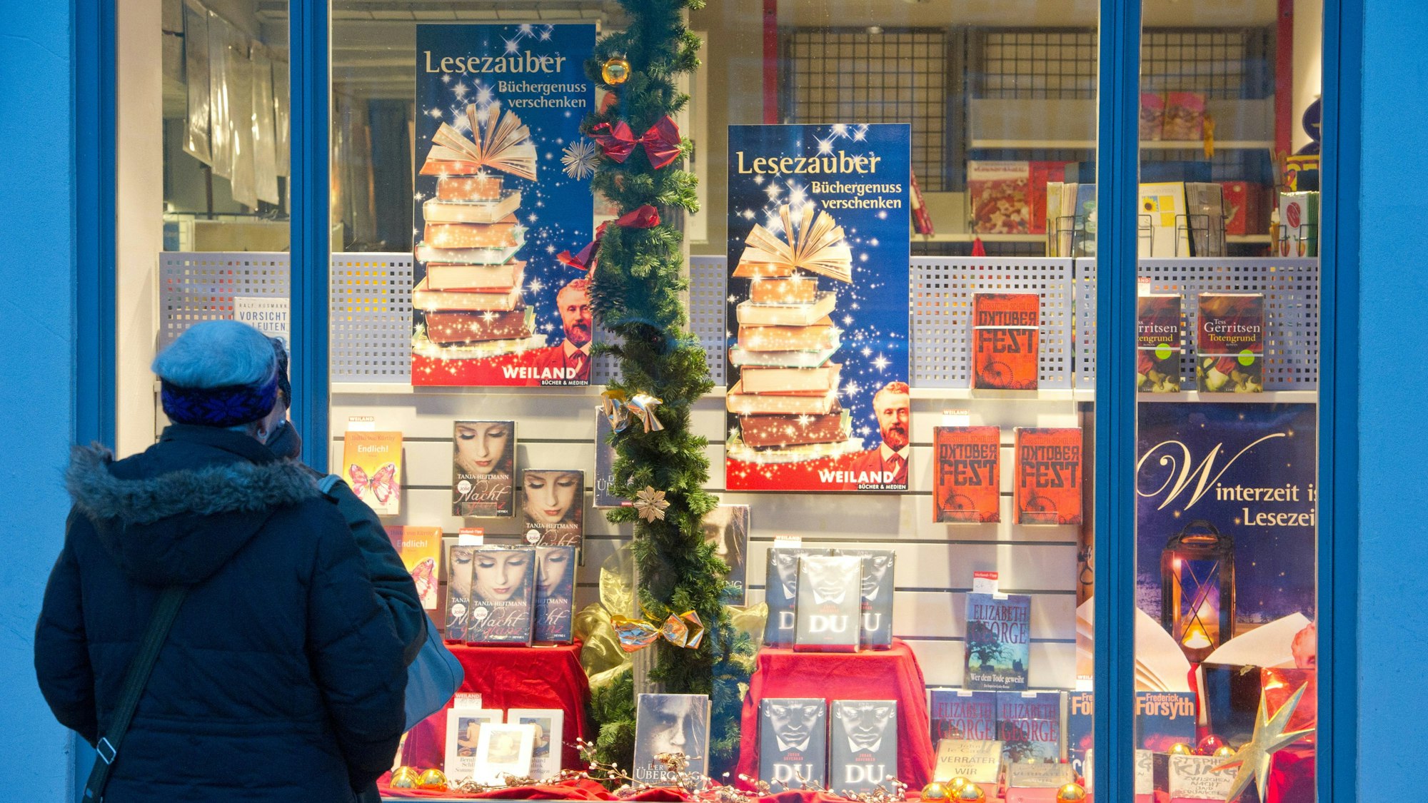 Bücher stehen in der Auslage einer Buchhandlung in Stralsund.