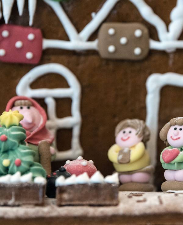 Auf dem Foto sieht man ein Lebkuchenhaus.