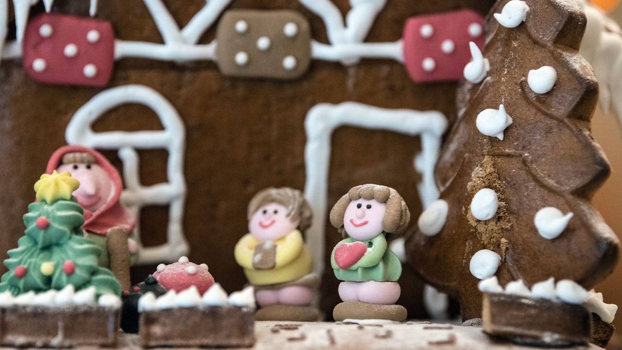 Auf dem Foto sieht man ein Lebkuchenhaus.