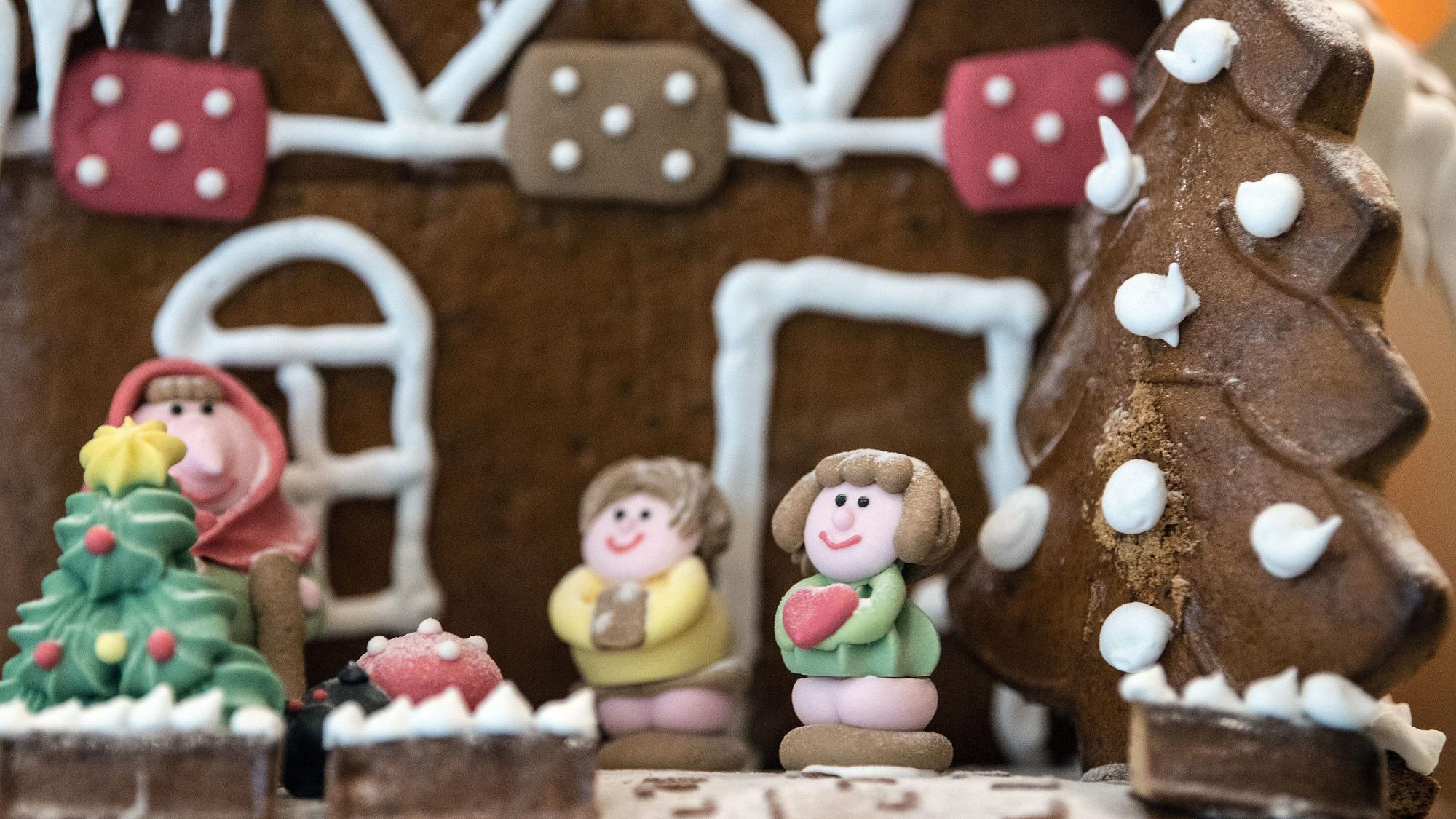 Auf dem Foto sieht man ein Lebkuchenhaus.