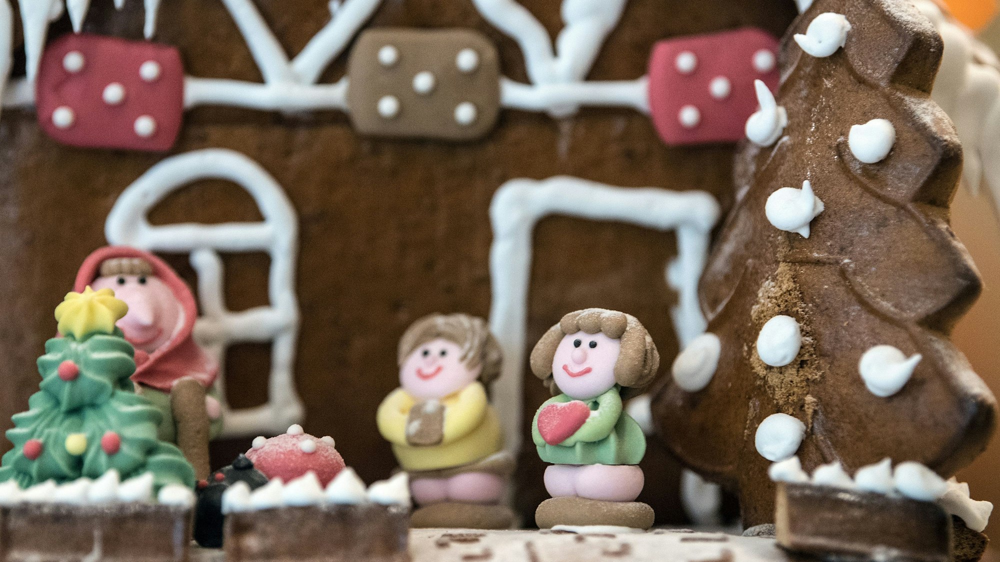 Auf dem Foto sieht man ein Lebkuchenhaus.