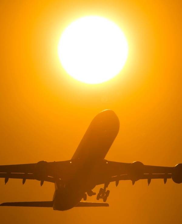 Ein Flugzeug startet am 9. März 2013 vom Flughafen Frankfurt (Hessen) aus in den Sonnenuntergang.