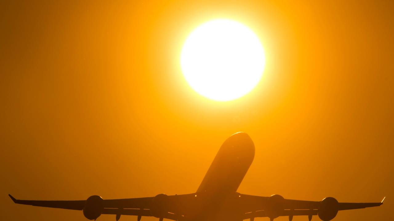 Ein Flugzeug startet am 9. März 2013 vom Flughafen Frankfurt (Hessen) aus in den Sonnenuntergang.