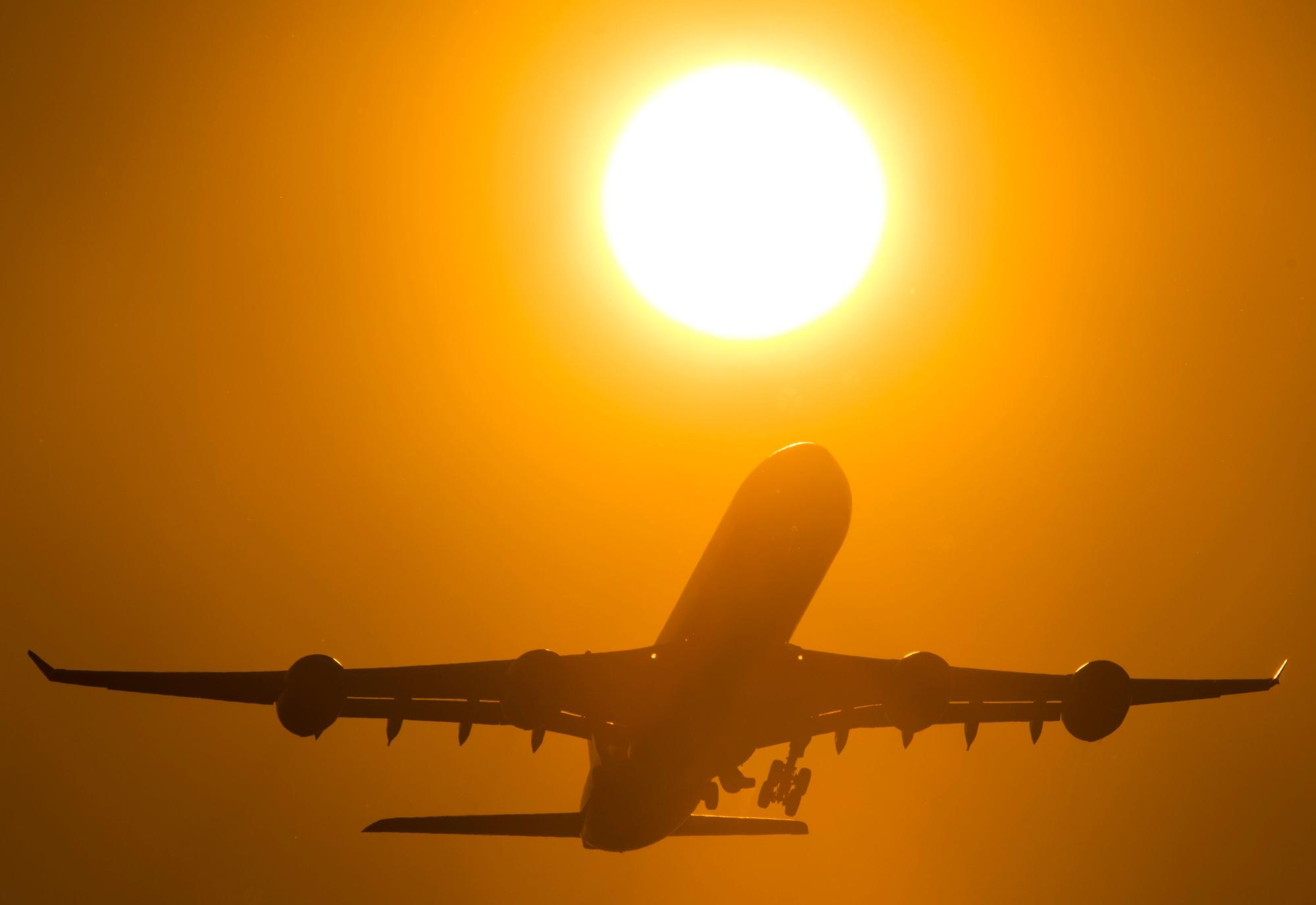 Ein Flugzeug startet am 9. März 2013 vom Flughafen Frankfurt (Hessen) aus in den Sonnenuntergang.