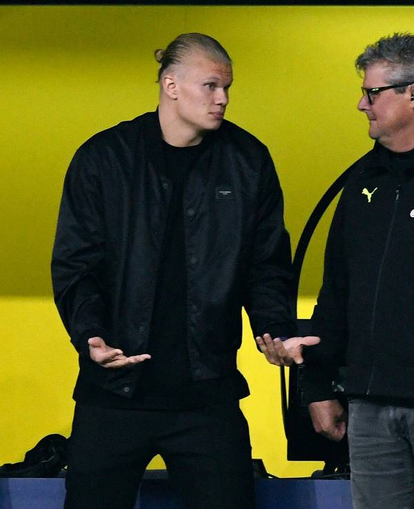 Erling Haaland und Norbert Dickel unterhalten sich im Dortmunder Stadion.