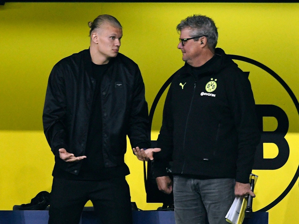 Erling Haaland und Norbert Dickel unterhalten sich im Dortmunder Stadion.