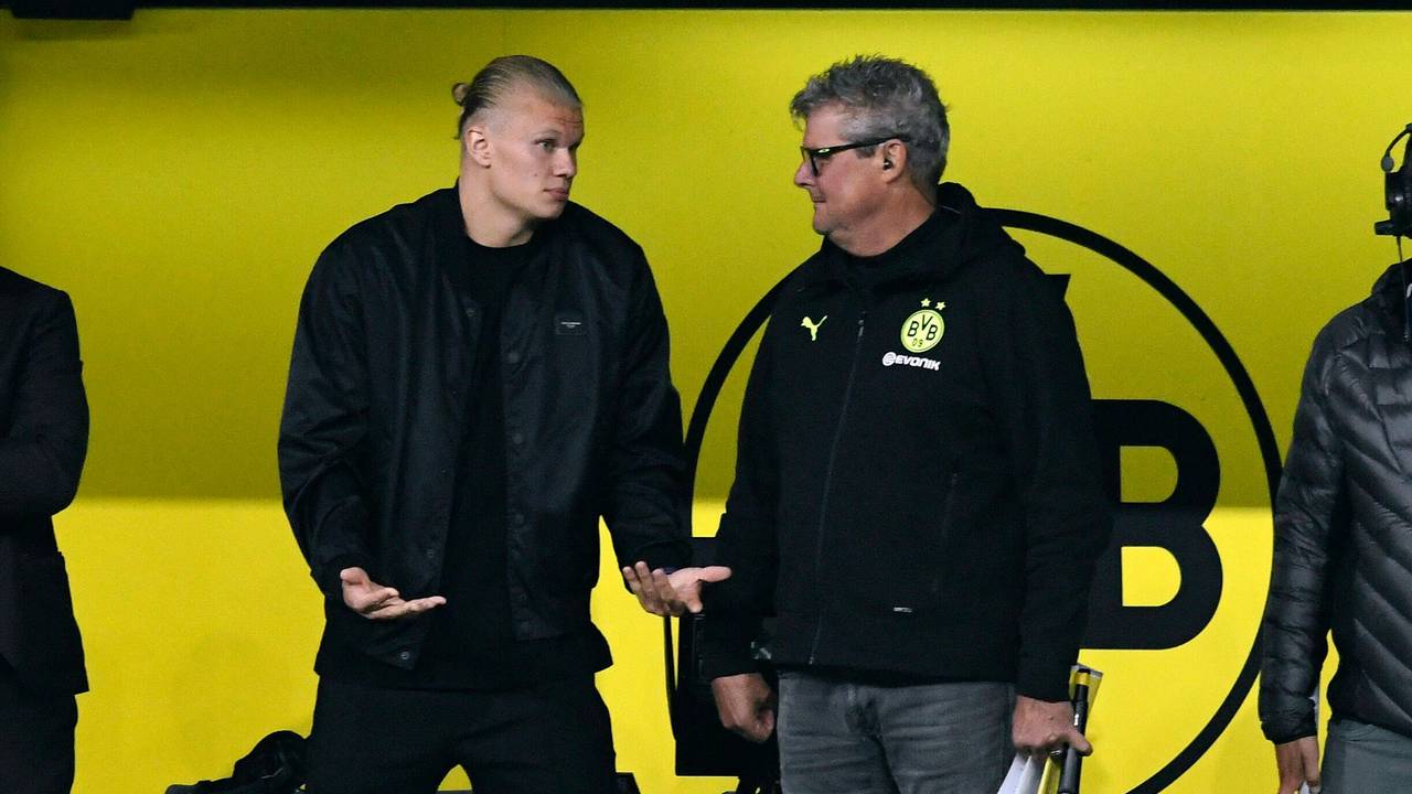 Erling Haaland und Norbert Dickel unterhalten sich im Dortmunder Stadion.