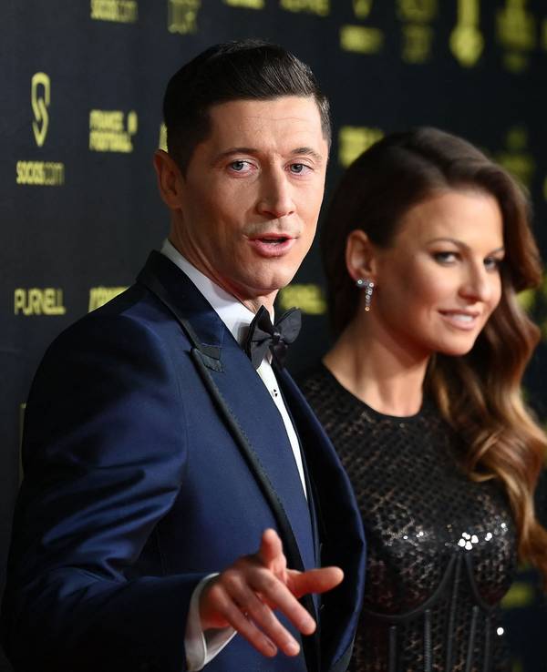 Robert Lewandowski, polnischer Stürmer vom FC Bayern München, und seine Frau Anna Lewandowska kommen zur Verleihung des Ballon d'Or France im Pariser Théâtre du Châtelet.