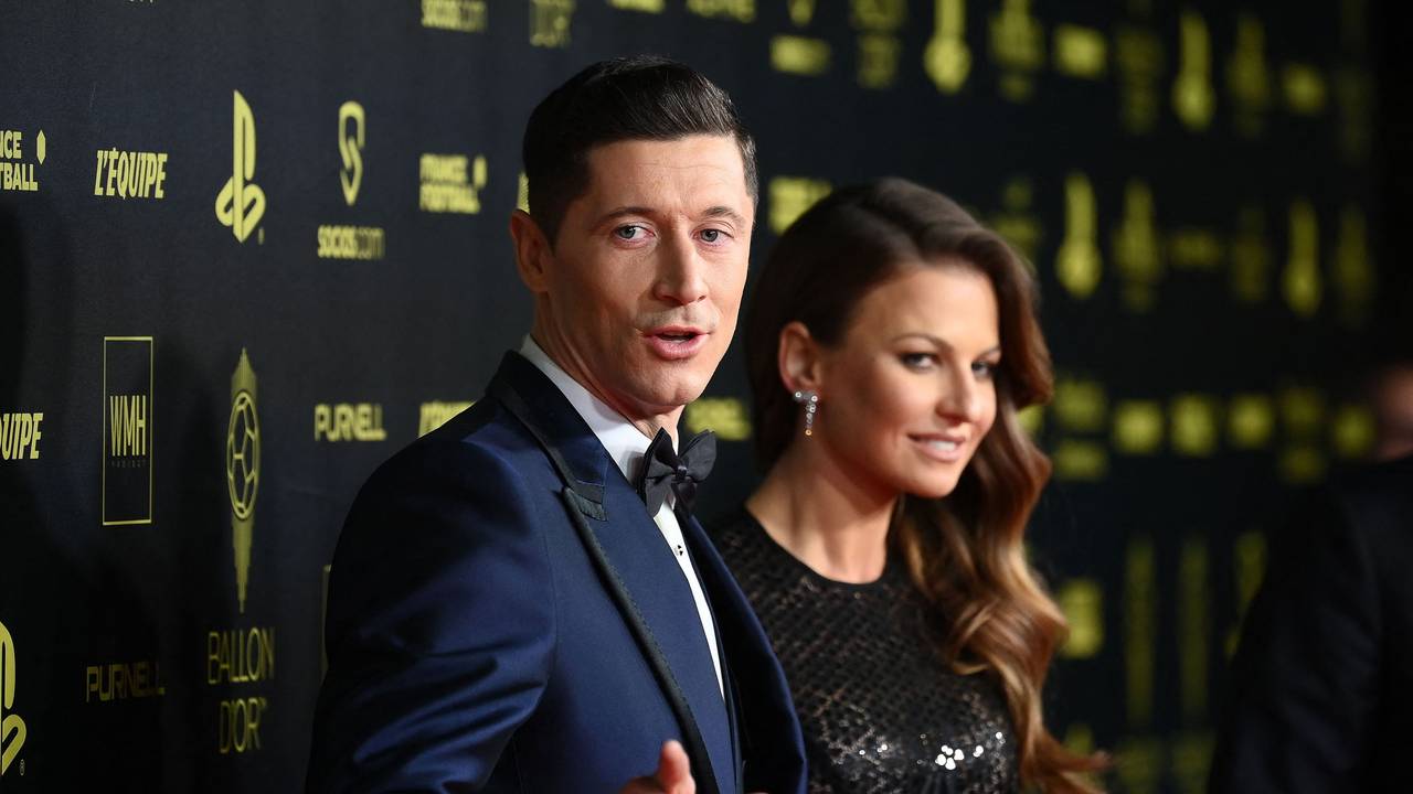Robert Lewandowski, polnischer Stürmer vom FC Bayern München, und seine Frau Anna Lewandowska kommen zur Verleihung des Ballon d'Or France im Pariser Théâtre du Châtelet.