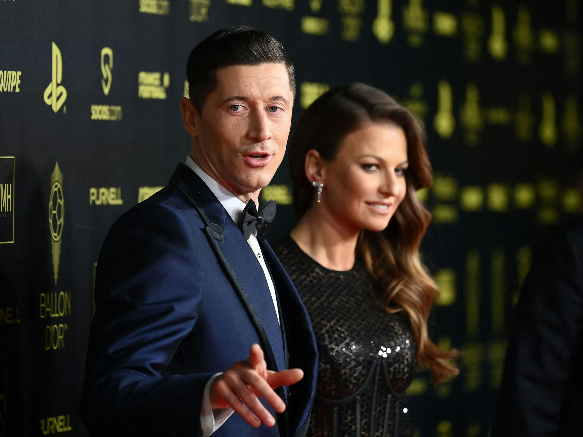 Robert Lewandowski, polnischer Stürmer vom FC Bayern München, und seine Frau Anna Lewandowska kommen zur Verleihung des Ballon d'Or France im Pariser Théâtre du Châtelet.