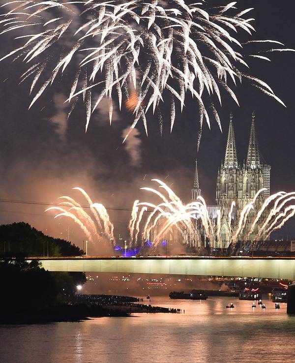 Feuerwerkskörper erhellen beim Feuerwerksspektakel Kölner Lichter den Himmel