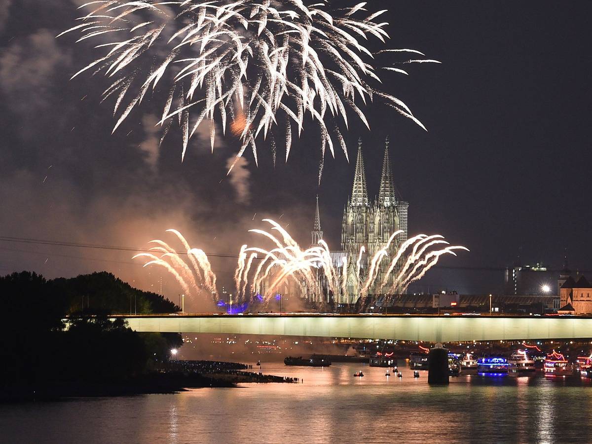 In Köln fällt die Silvester-Feier 2021 aus: Das hat de Stadt bereits entschieden. Unser Foto zeigt das große Feuerwerk zu den Kölner Lichtern im Jahr 2018.