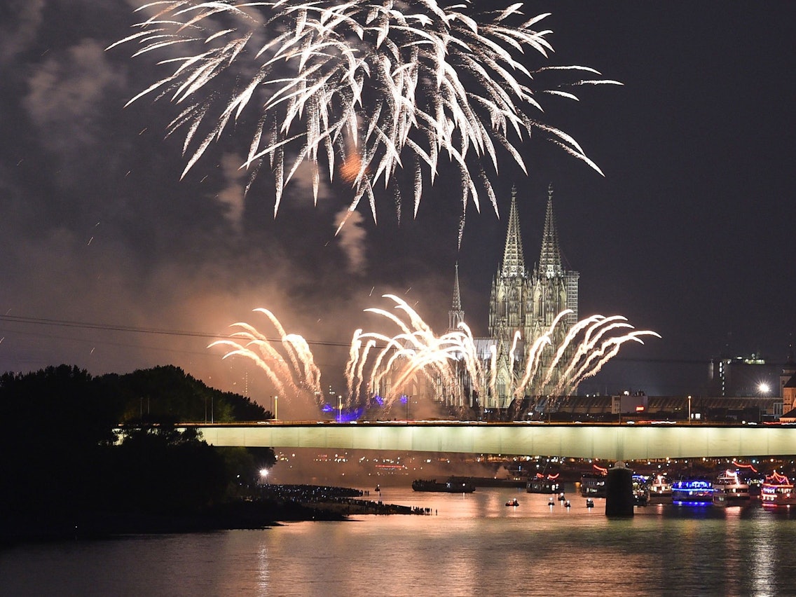 In Köln fällt die Silvester-Feier 2021 aus: Das hat de Stadt bereits entschieden. Unser Foto zeigt das große Feuerwerk zu den Kölner Lichtern im Jahr 2018.