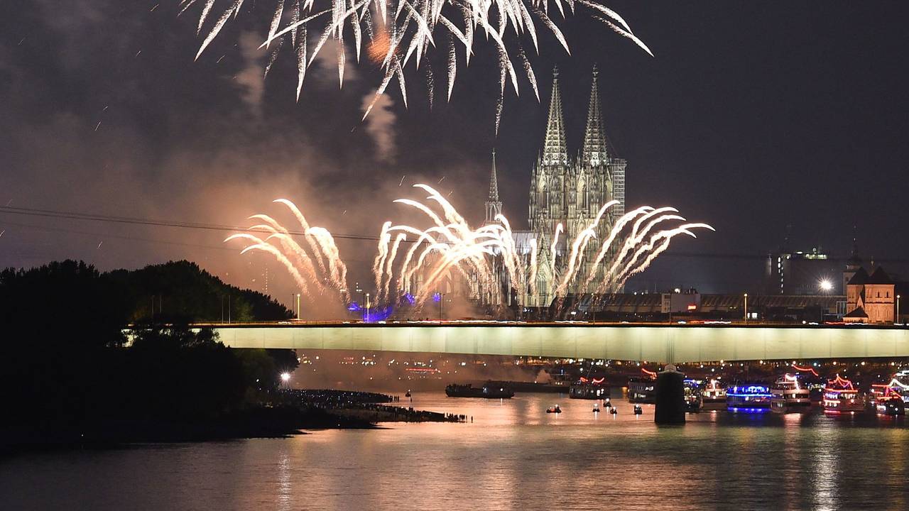 Feuerwerkskörper erhellen beim Feuerwerksspektakel Kölner Lichter den Himmel