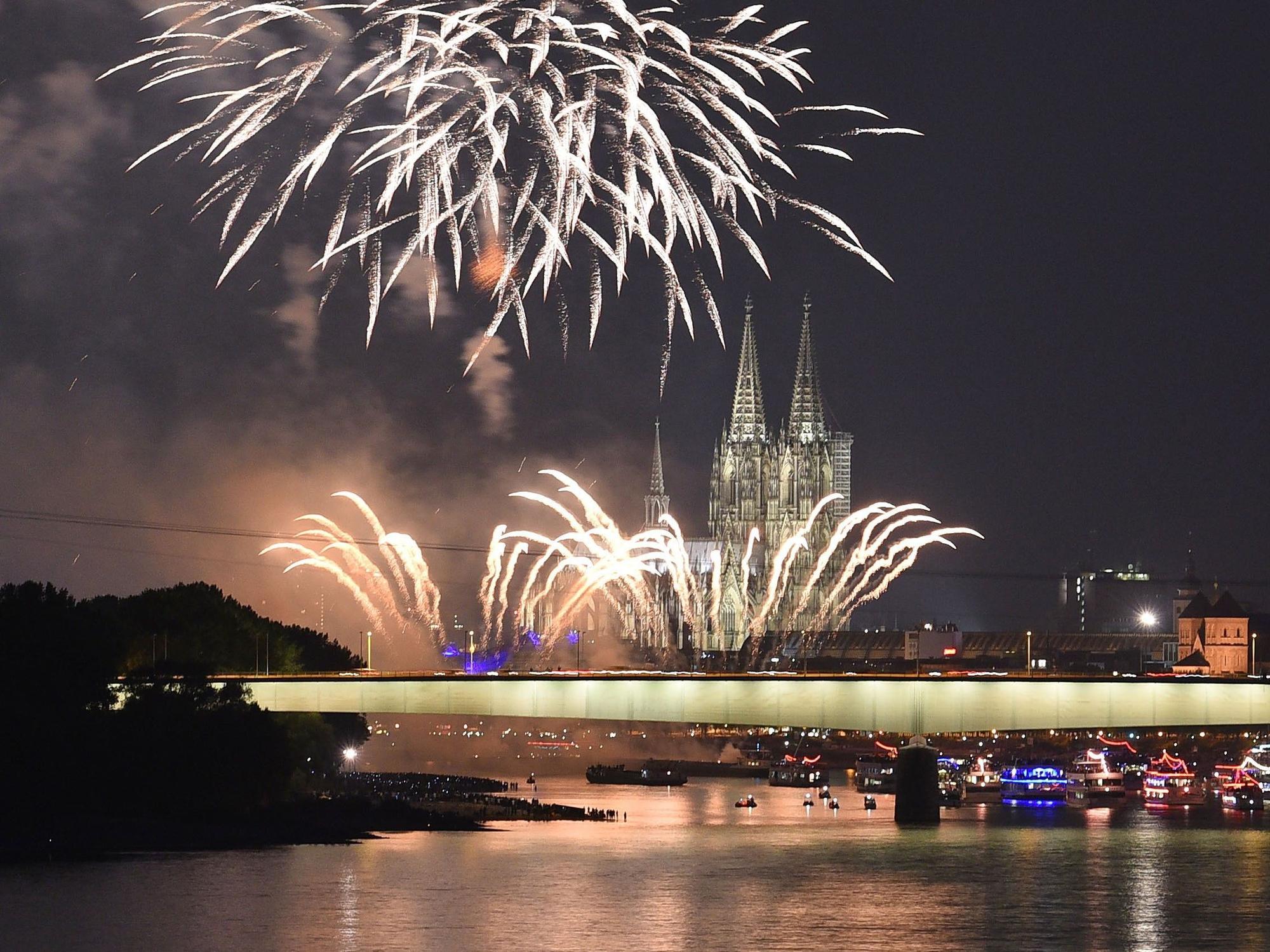 Feuerwerkskörper erhellen beim Feuerwerksspektakel Kölner Lichter den Himmel