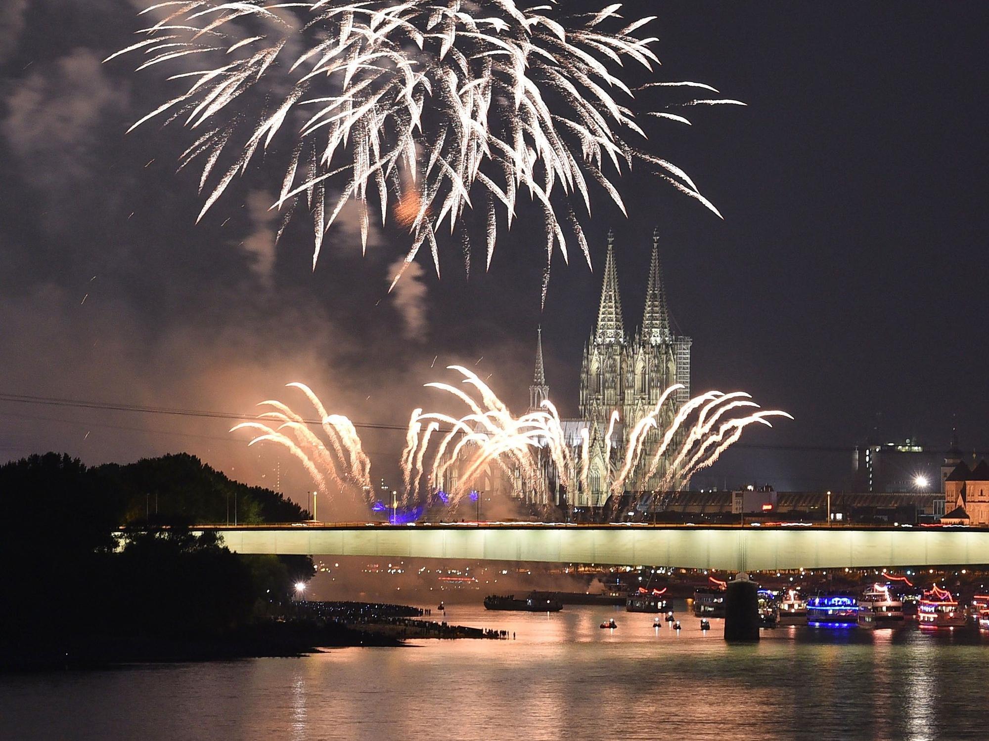 In Köln fällt die Silvester-Feier 2021 aus: Das hat de Stadt bereits entschieden. Unser Foto zeigt das große Feuerwerk zu den Kölner Lichtern im Jahr 2018.