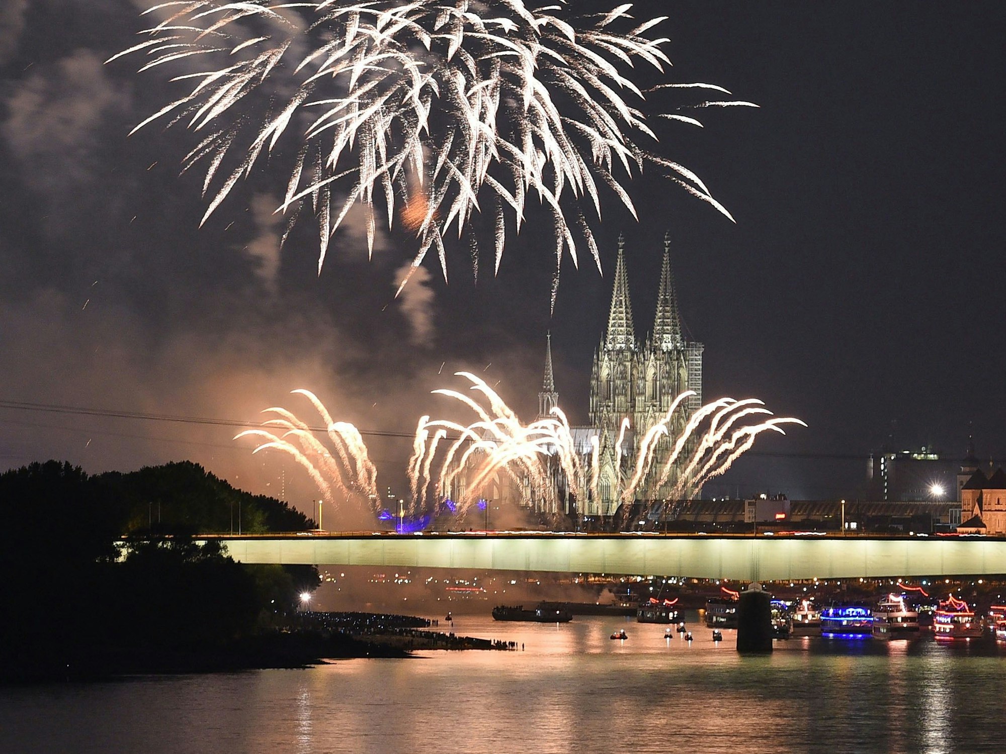 In Köln fällt die Silvester-Feier 2021 aus: Das hat de Stadt bereits entschieden. Unser Foto zeigt das große Feuerwerk zu den Kölner Lichtern im Jahr 2018.