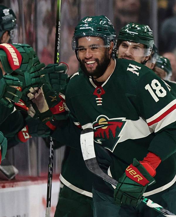 Minnesota Wilds Jordan Greenway (18) lächelt während er seine Mitspieler nach seinem ersten Saisontreffer gegen die Arizona Coyotes abklatscht.