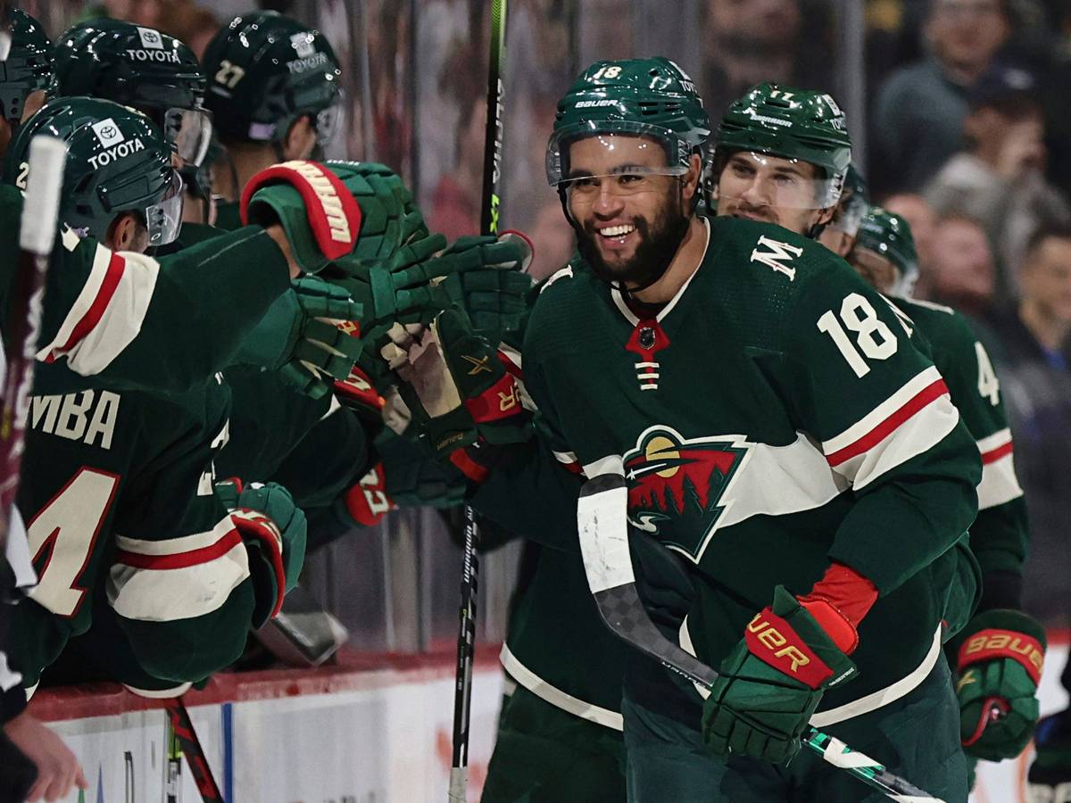 Minnesota Wilds Jordan Greenway (18) lächelt während er seine Mitspieler nach seinem ersten Saisontreffer gegen die Arizona Coyotes abklatscht.