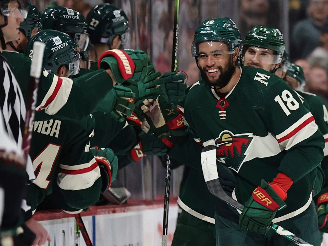 Minnesota Wilds Jordan Greenway (18) lächelt während er seine Mitspieler nach seinem ersten Saisontreffer gegen die Arizona Coyotes abklatscht.
