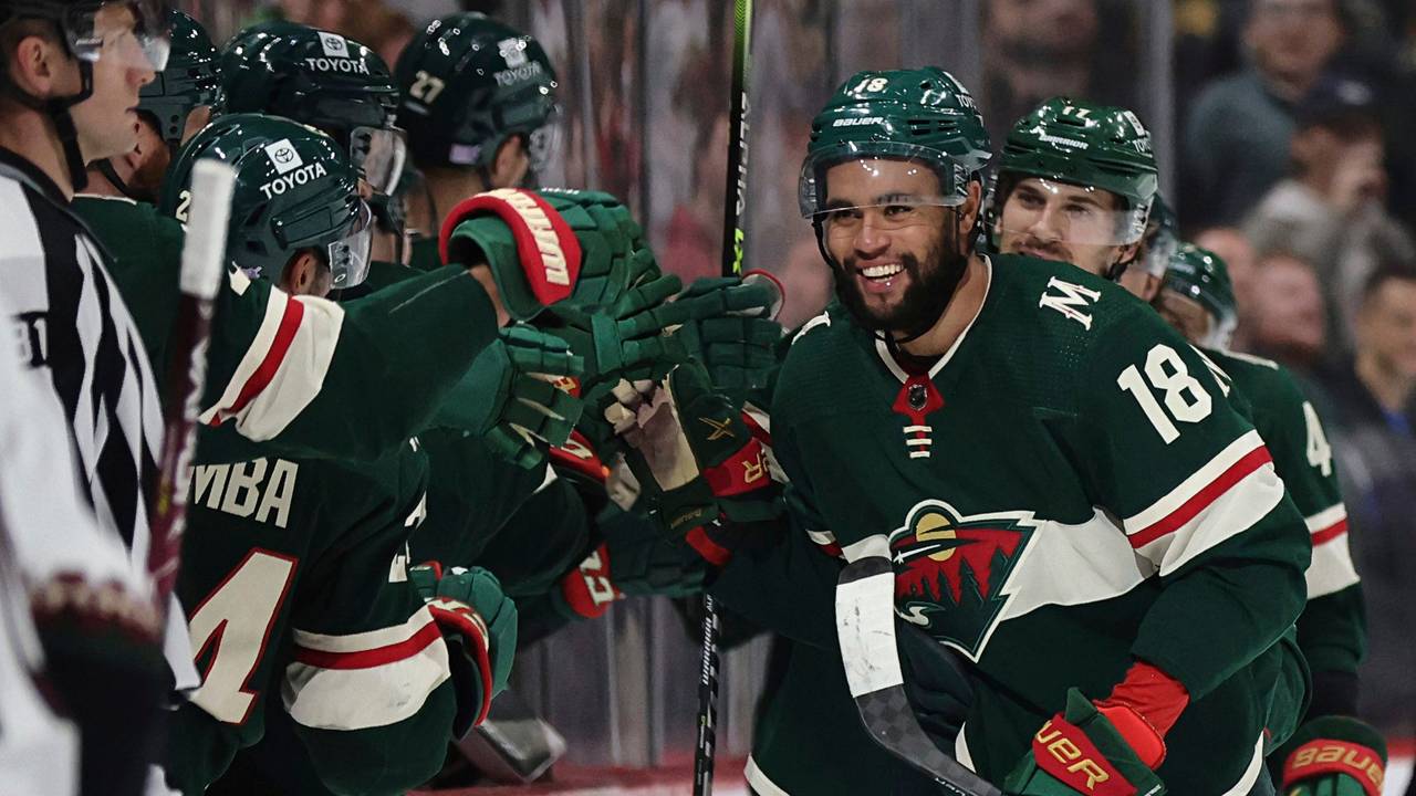 Minnesota Wilds Jordan Greenway (18) lächelt während er seine Mitspieler nach seinem ersten Saisontreffer gegen die Arizona Coyotes abklatscht.