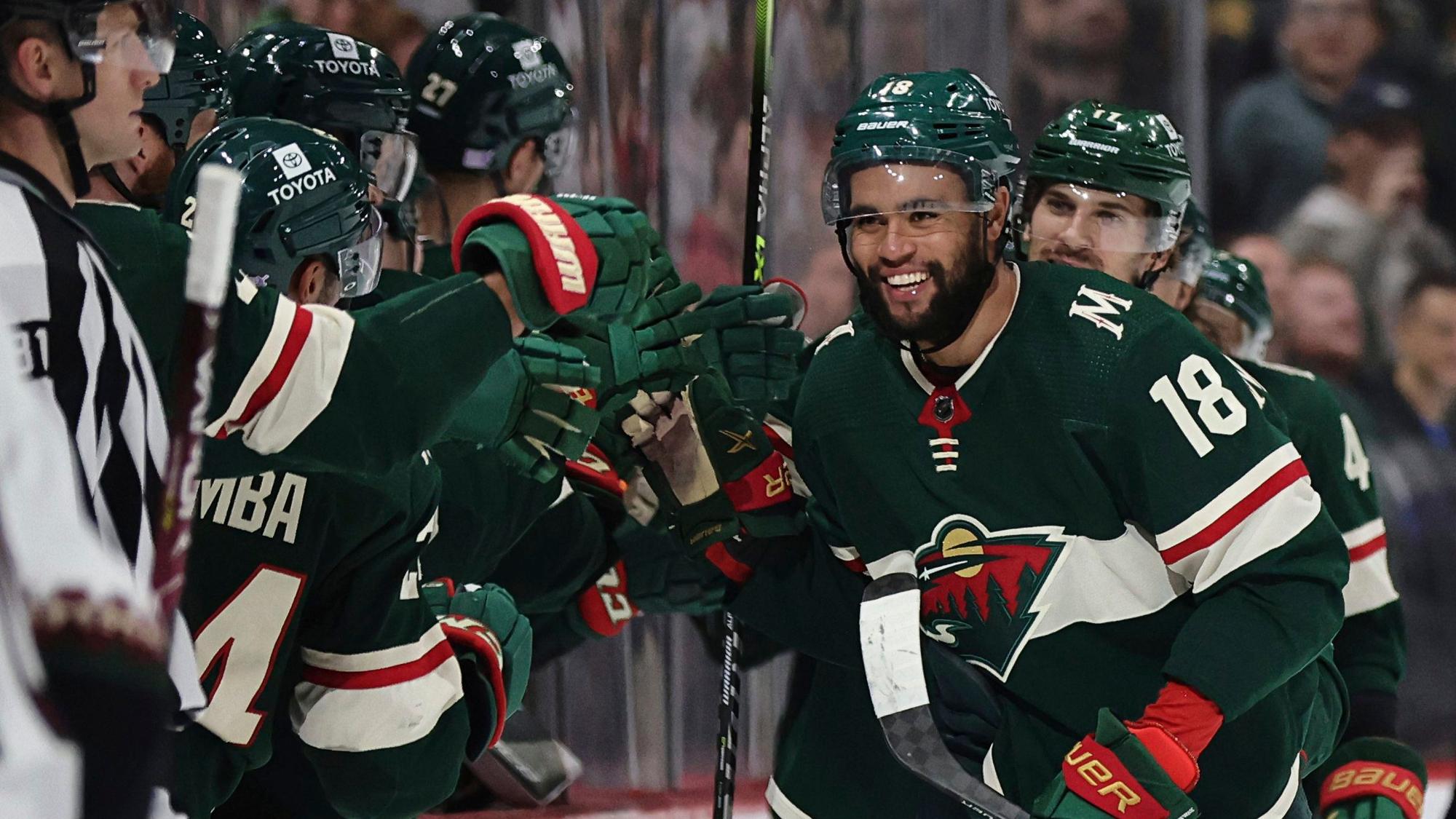 Minnesota Wilds Jordan Greenway (18) lächelt während er seine Mitspieler nach seinem ersten Saisontreffer gegen die Arizona Coyotes abklatscht.