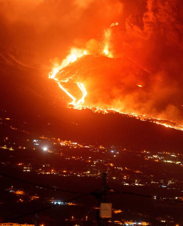 Glühende Lava fließt bei einem weiteren Vulkanausbruch in der Nacht einen Berg hinunter. Mehrere neue Vulkanschlote hatten sich am Sonntag, 28.11.2021 auf La Palma geöffnet und setzten neue Lava frei, die schnell einen Bergrücken hinunterfloss und weitere Siedlungen bedrohte.