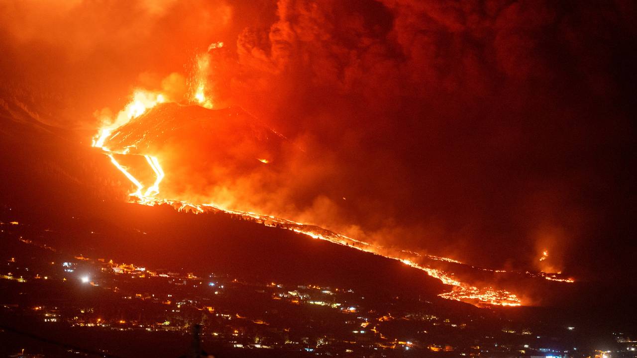 Glühende Lava fließt bei einem weiteren Vulkanausbruch in der Nacht einen Berg hinunter. Mehrere neue Vulkanschlote hatten sich am Sonntag, 28.11.2021 auf La Palma geöffnet und setzten neue Lava frei, die schnell einen Bergrücken hinunterfloss und weitere Siedlungen bedrohte.