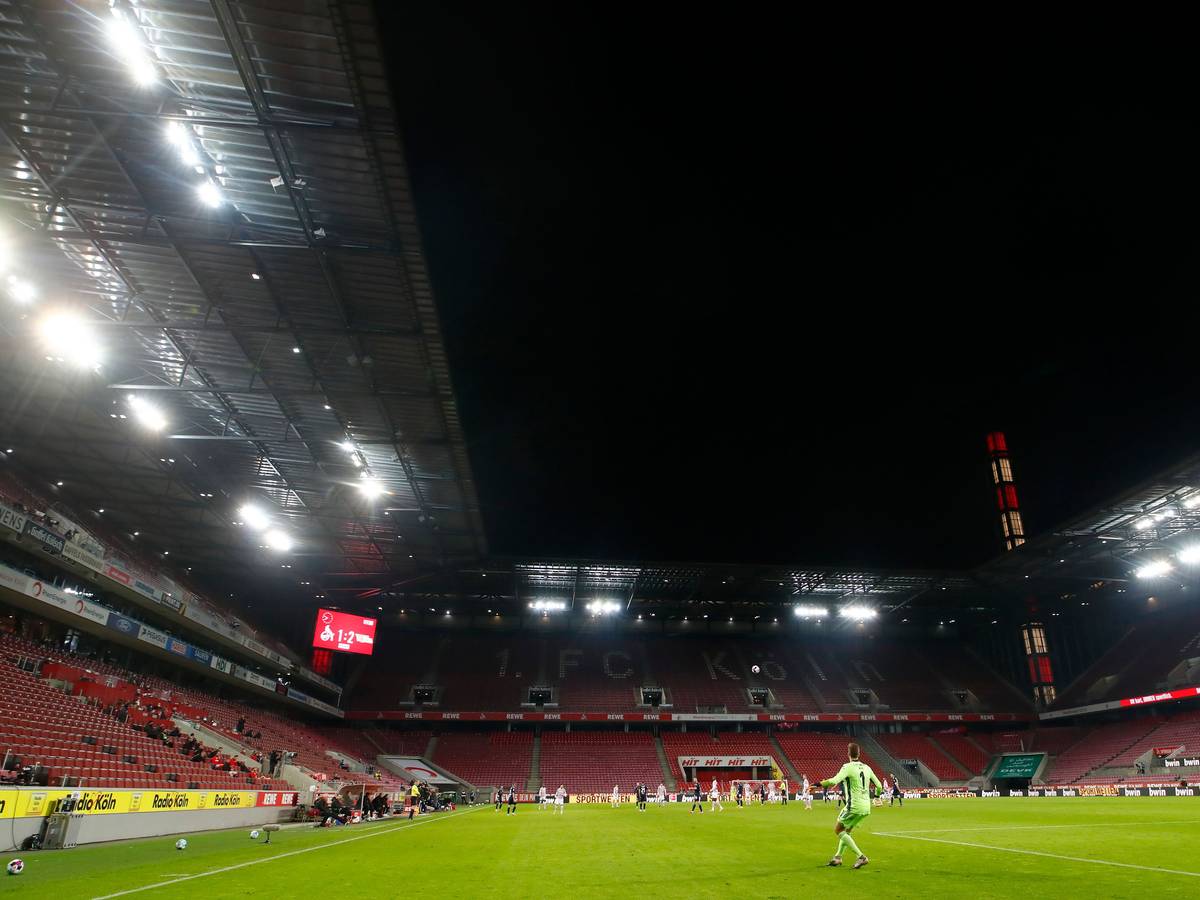 Blick in das leere Rhein-Energie-Stadion während des Spiels.
