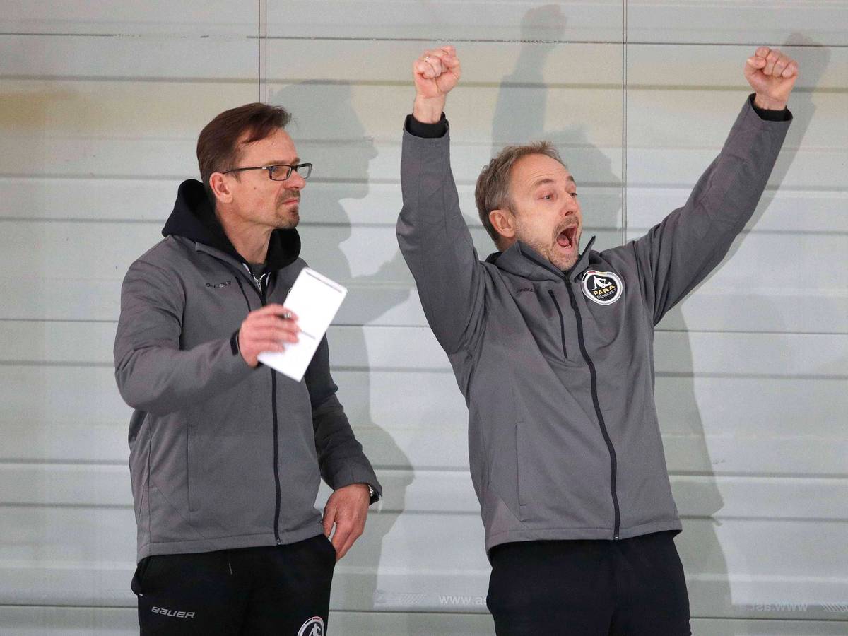 Qualifikationsturnier für die Paralympics in Peking: Assistant Coach Michael Gursinsky und Coach Andreas Pokorny beim Sledge-Hockey.