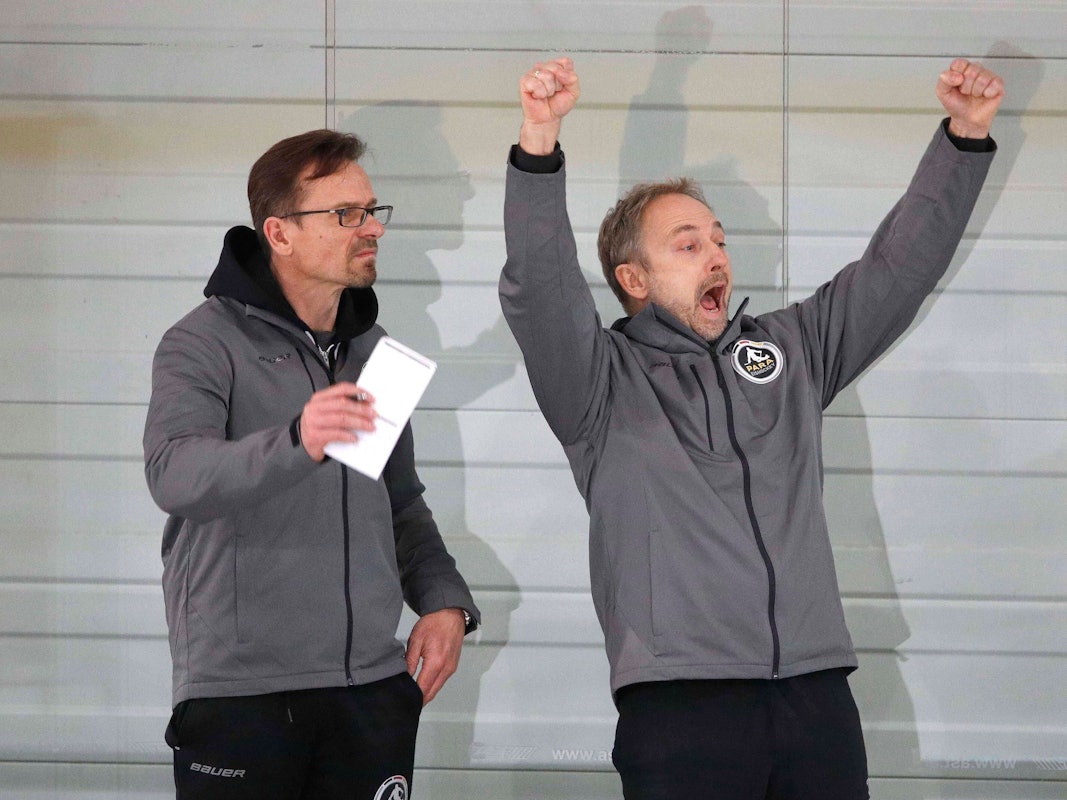 Qualifikationsturnier für die Paralympics in Peking: Assistant Coach Michael Gursinsky und Coach Andreas Pokorny beim Sledge-Hockey.