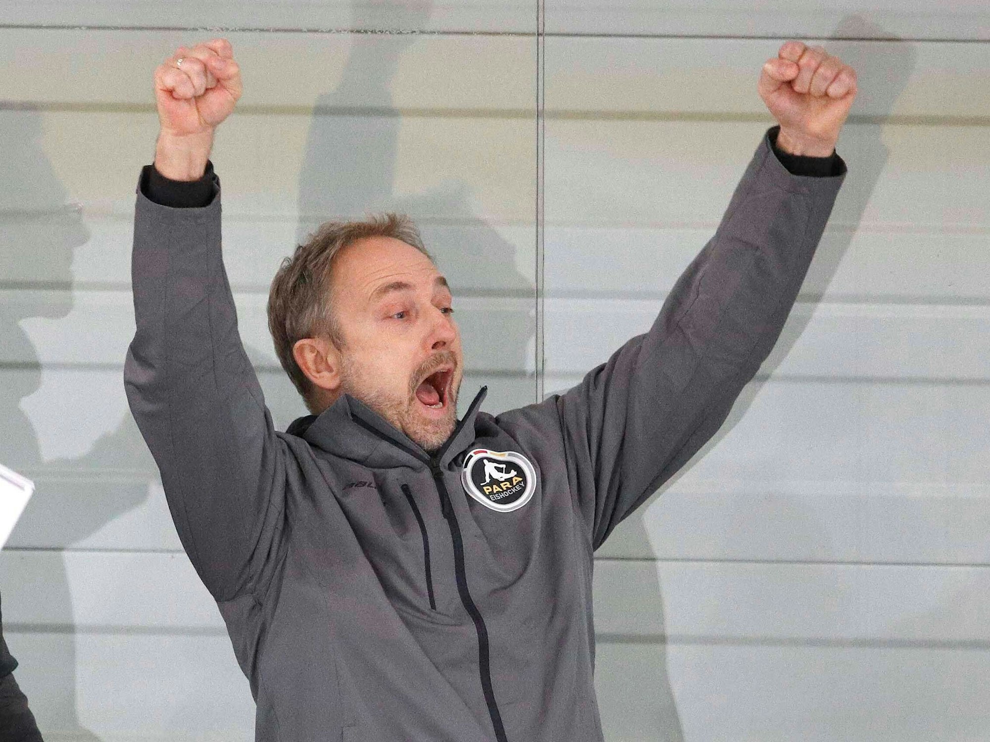 Qualifikationsturnier für die Paralympics in Peking: Assistant Coach Michael Gursinsky und Coach Andreas Pokorny beim Sledge-Hockey.