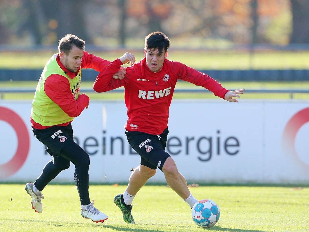 Louis Schaub im Zweikampf mit Jorge Mere