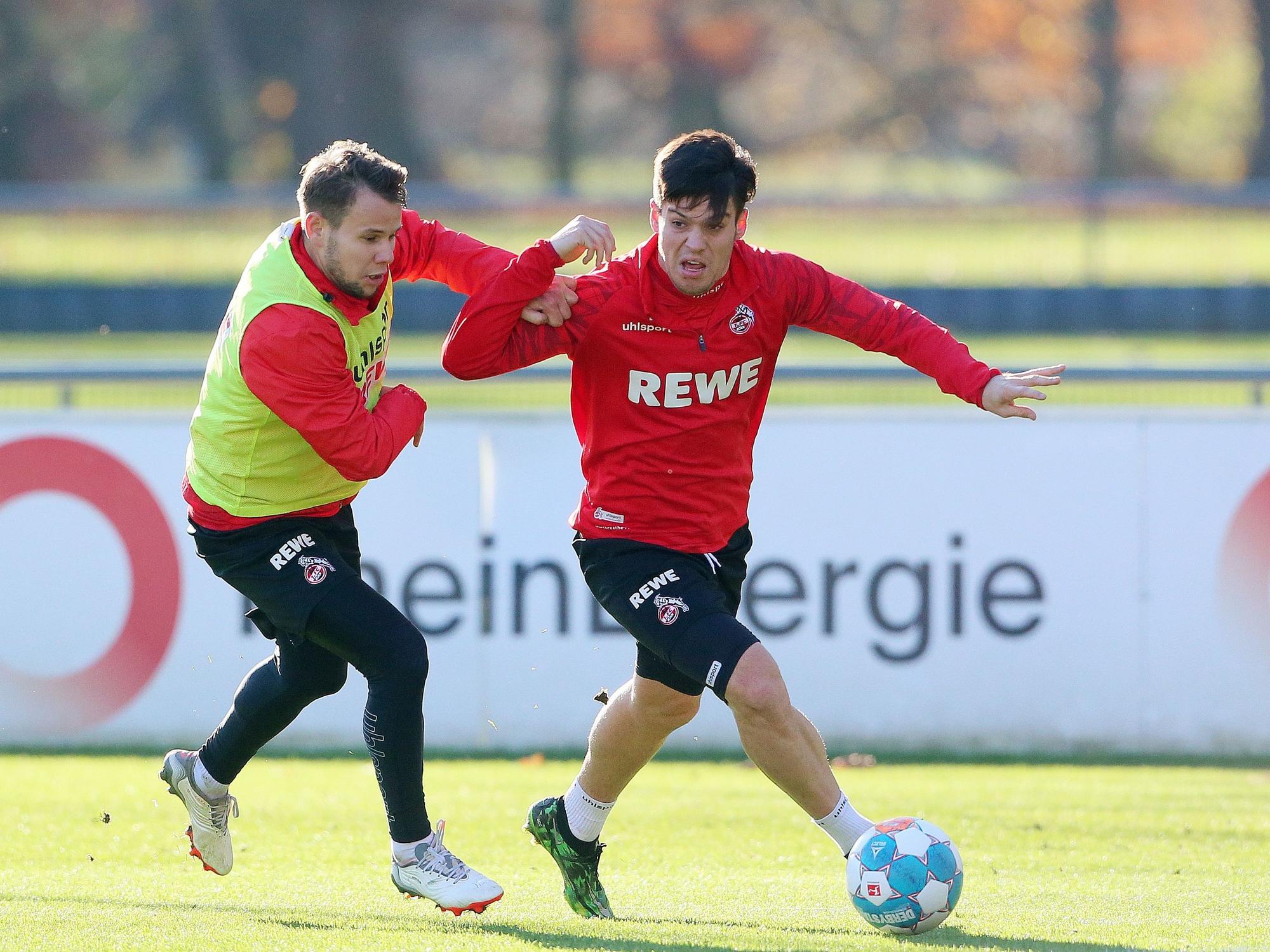 Louis Schaub im Zweikampf mit Jorge Mere